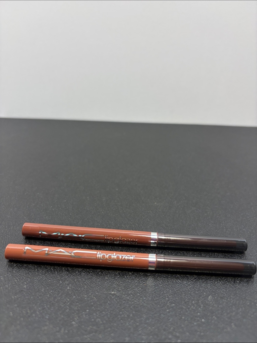 2 MAC lip glazer macchiato & whirlin lip liners